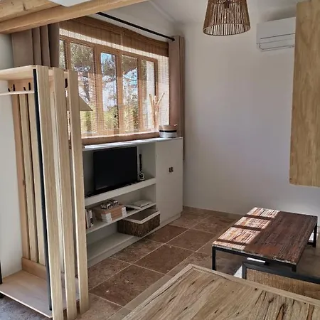 A Pied Centre Village, Cosy Piscine Apartment